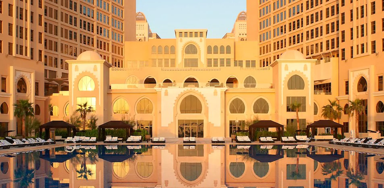 St. Regis Doha visto dall'esterno piscina