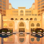 St. Regis Doha visto dall'esterno piscina