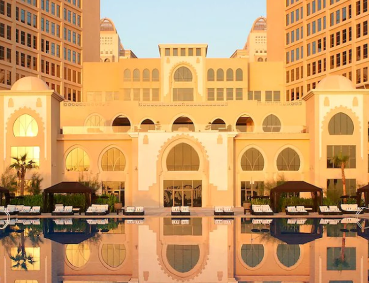 St. Regis Doha visto dall'esterno piscina